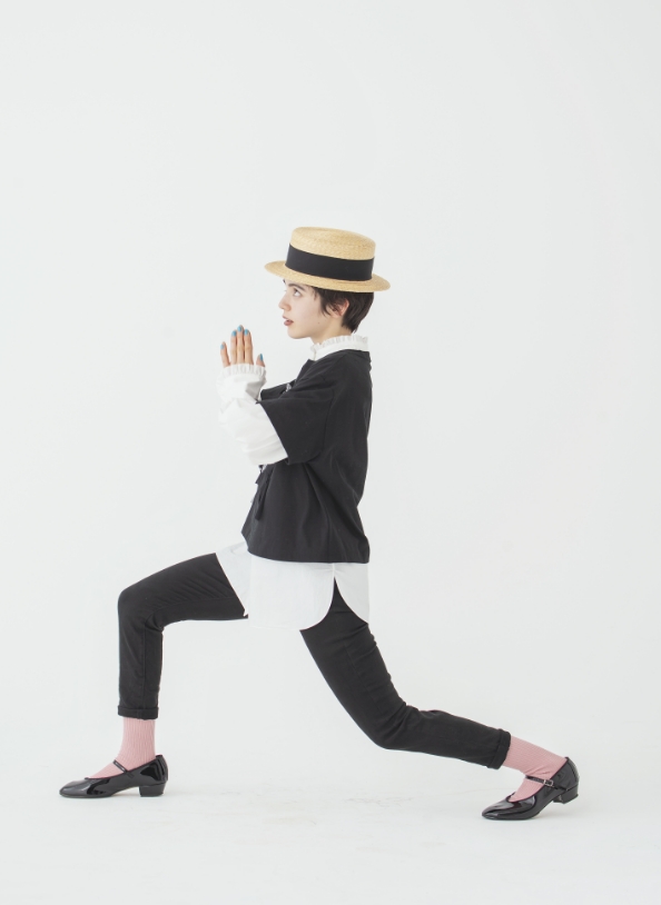 モデル女性と商品の画像 スライド5枚目
