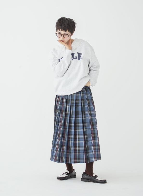 モデル女性と商品の画像 スライド2枚目