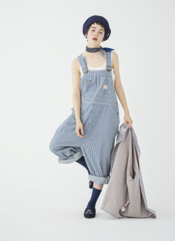 モデル女性と商品の画像 スライド1枚目