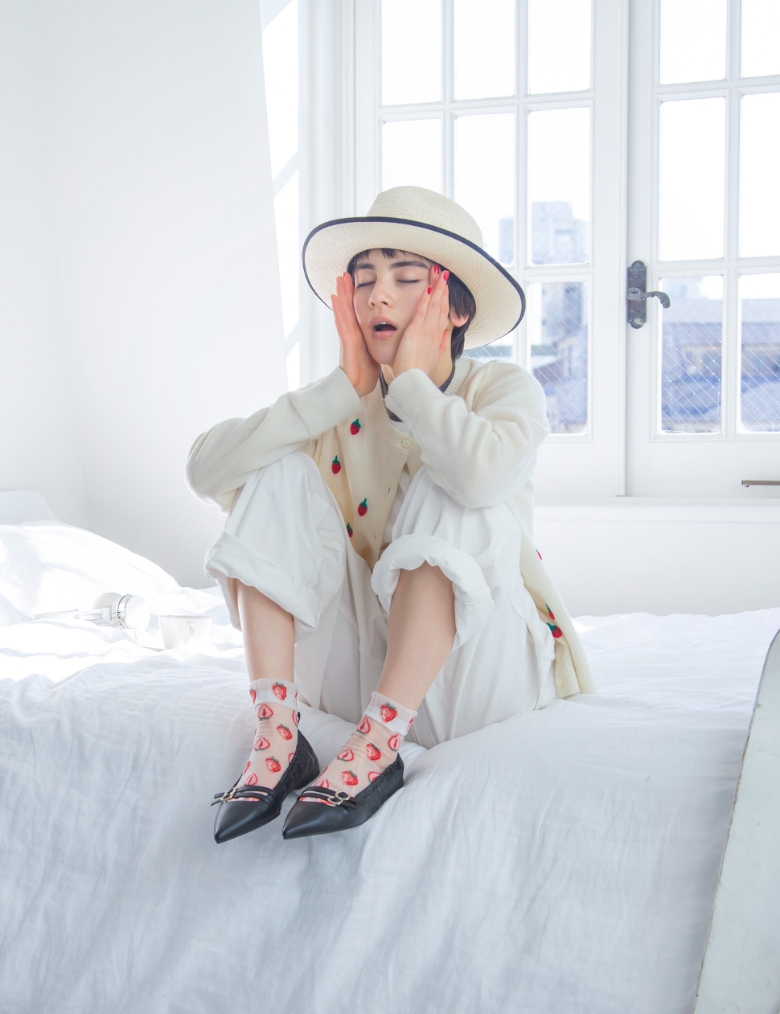 モデル女性と商品の画像 スライド2枚目