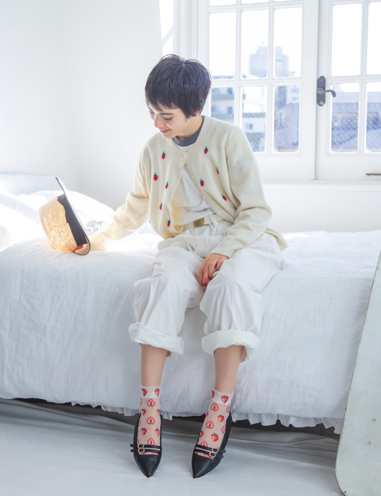 モデル女性と商品の画像 スライド3枚目