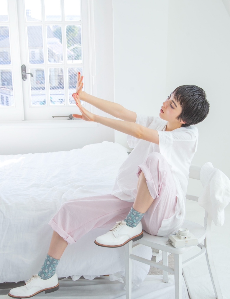モデル女性と商品の画像 スライド2枚目