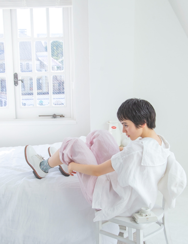 モデル女性と商品の画像 スライド3枚目
