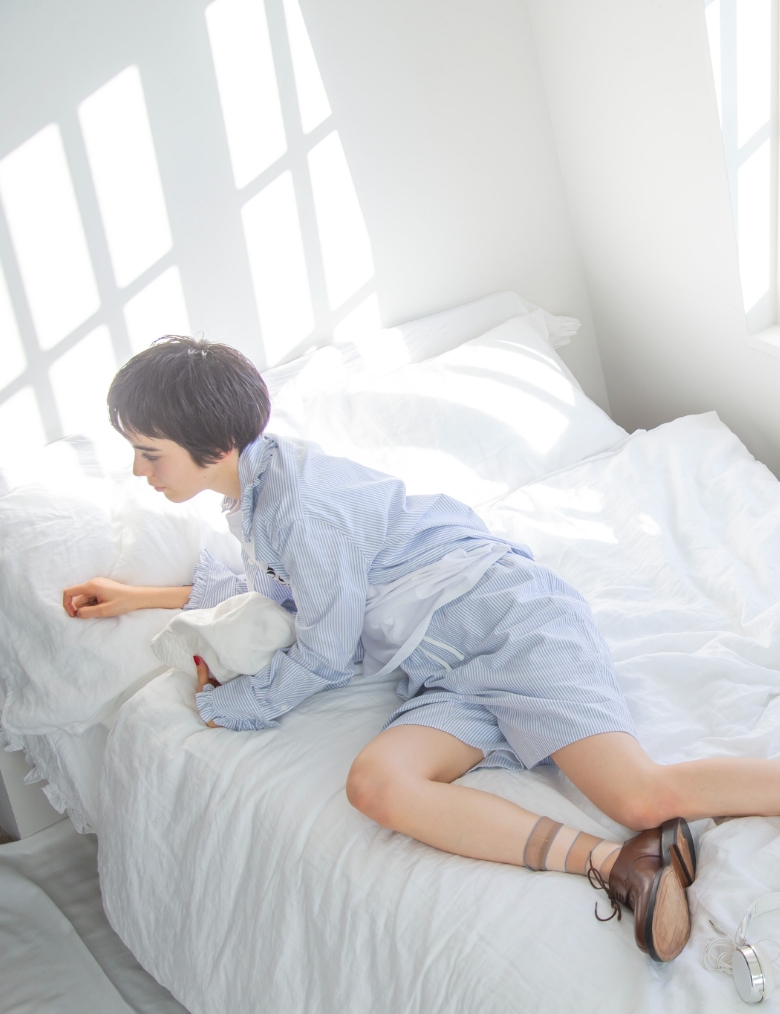 モデル女性と商品の画像 スライド1枚目