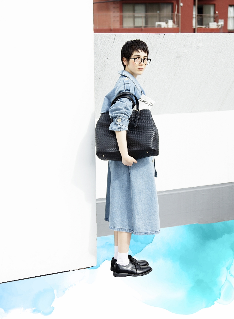 モデル女性と商品の画像 スライド3枚目