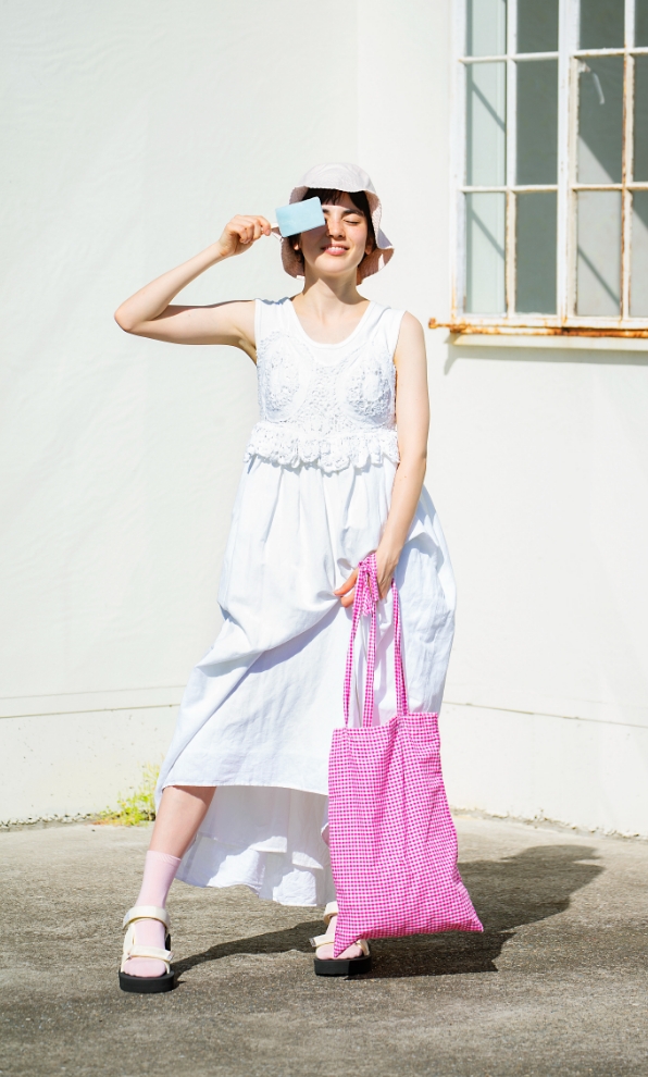 モデル女性と商品の画像 スライド1枚目