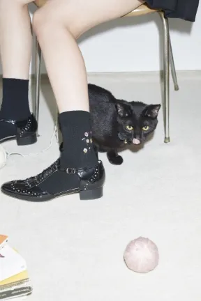 黒猫コーデに映える可憐な刺繍が入ったスタイリング3