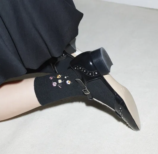 黒の小さいパンジー刺繍ソックスに黒色の革靴を合わせたスタイル