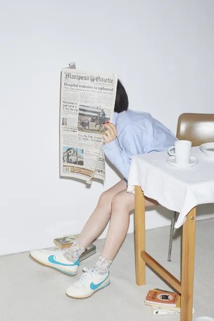 水色のシャツに黄色のショートパンツを合わせ、ボタニカル柄のソックスに白いスニーカーを履いたスタイル4