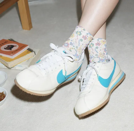 ピュアホワイトのフロートボタニカル総柄ショートソックスに白いスニーカーを合わせたスタイル